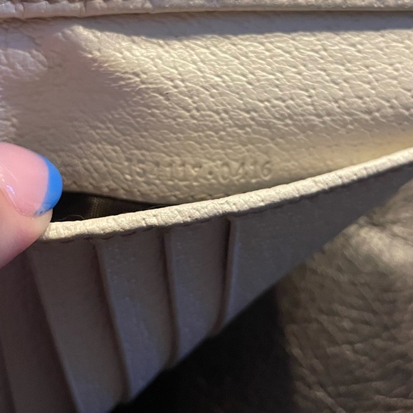 Gucci Bi-Fold Cream/Beige Monogram Wallet - Picture 7 of 13